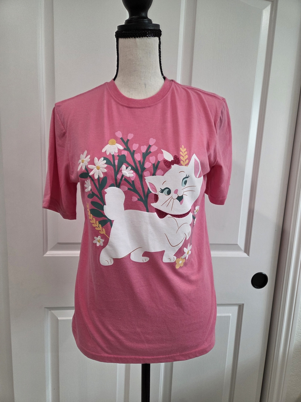 Disney Pink Short Sleeve Tee with White Cat and Floral Graphic **THE ARISTOCATS*
